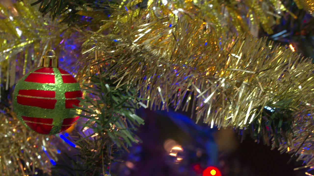 árbol de navidad, adornos colgantes pan y inclinación. 4k uhd