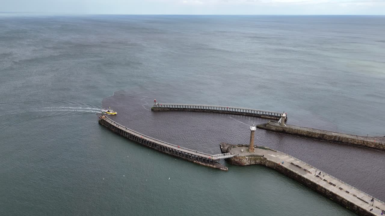 항구 입구 휘트비 해안 도시 요크셔 영국 드론