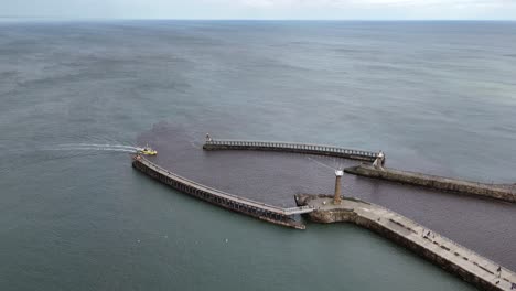 entrada al puerto de la ciudad costera de whitby, yorkshire, reino unido