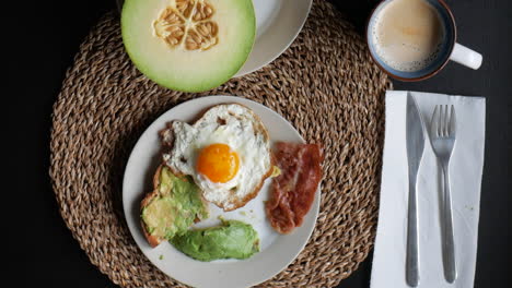 desayuno saludable servido en la mesa - vista superior