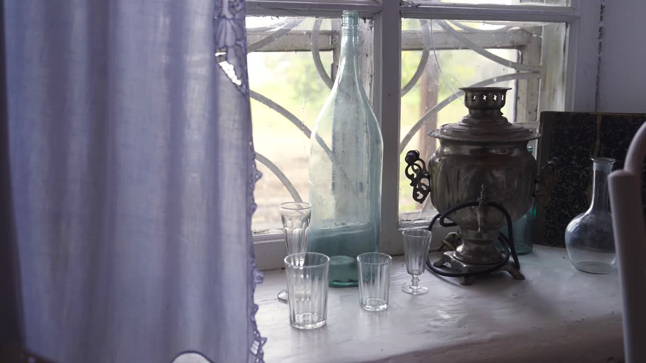 사모바르와 병으로 된 빈티지 러시아 인테리어 창문