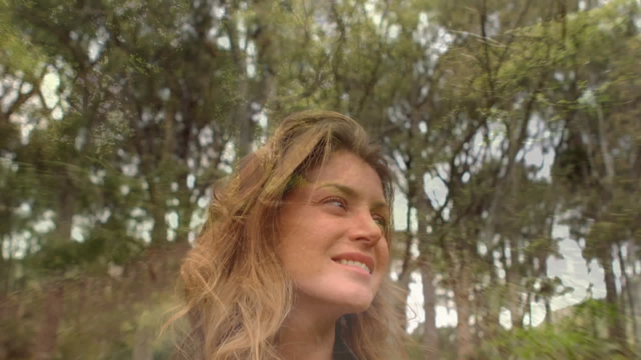 mujer rodeada de árboles