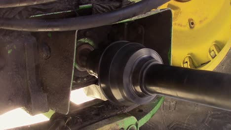 eje de toma de fuerza en un tractor accionando un sinfín