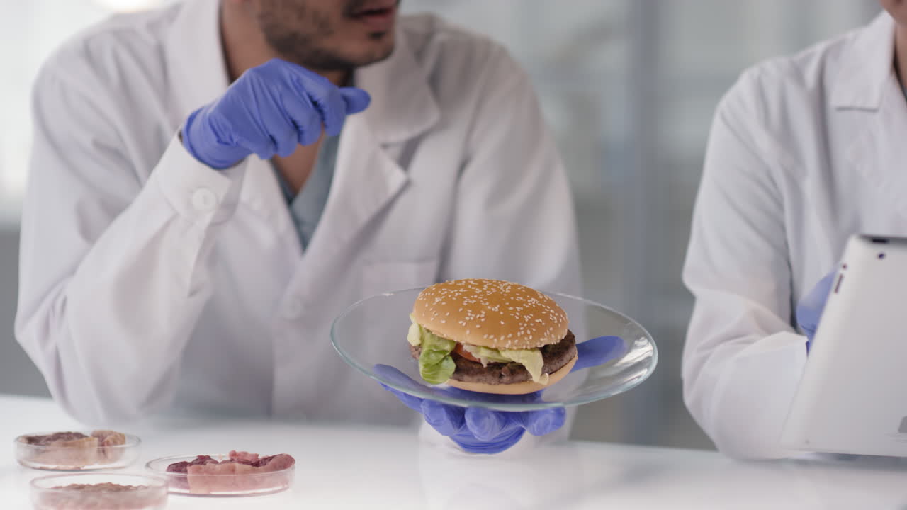 Scienziati che analizzano un hamburger in laboratorio