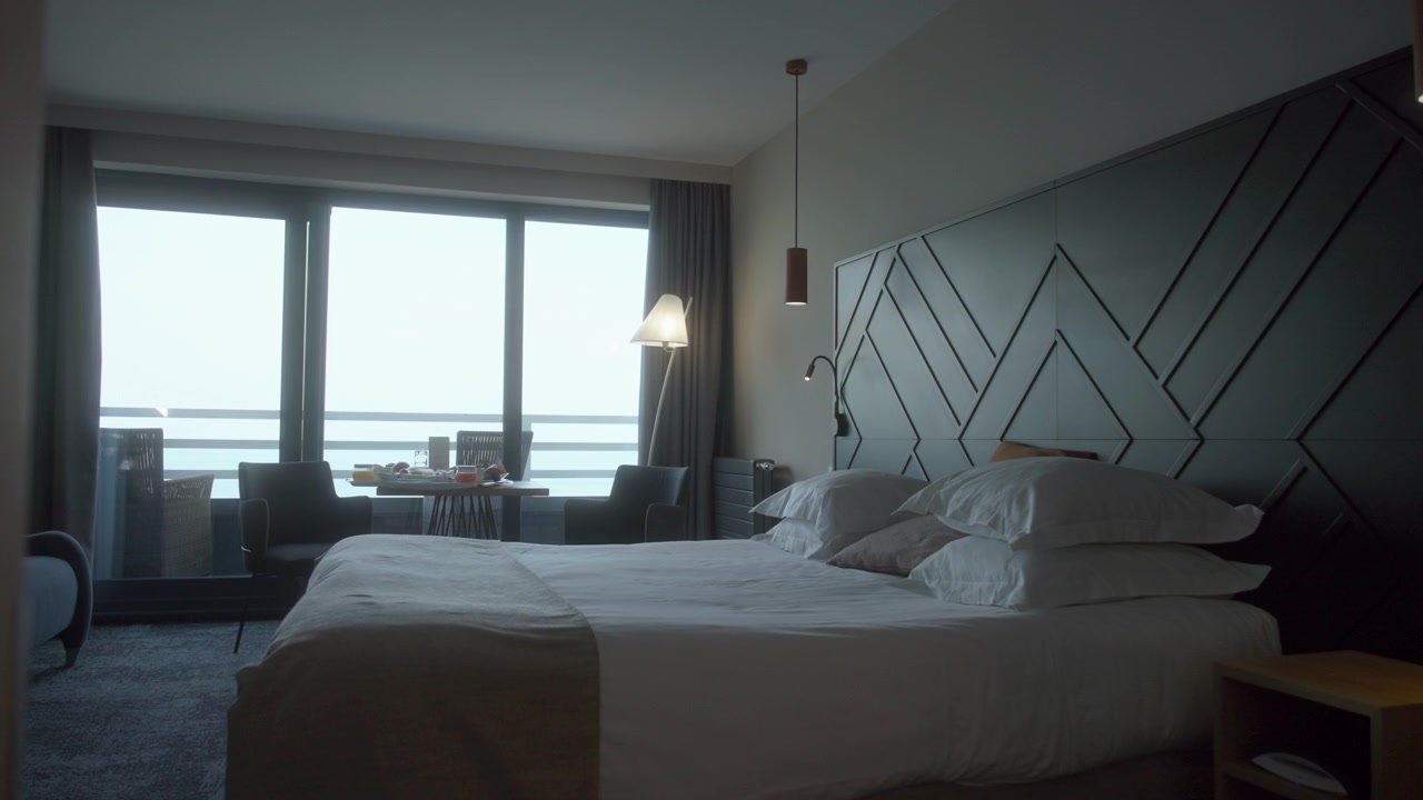 4K Camera d'albergo, letto, colazione, b-roll in slow motion