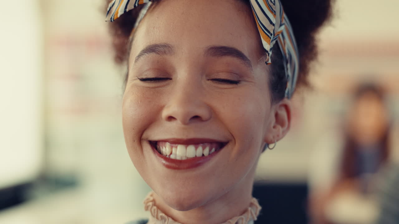 feliz, sonrisa y cara de mujer en una cafetería