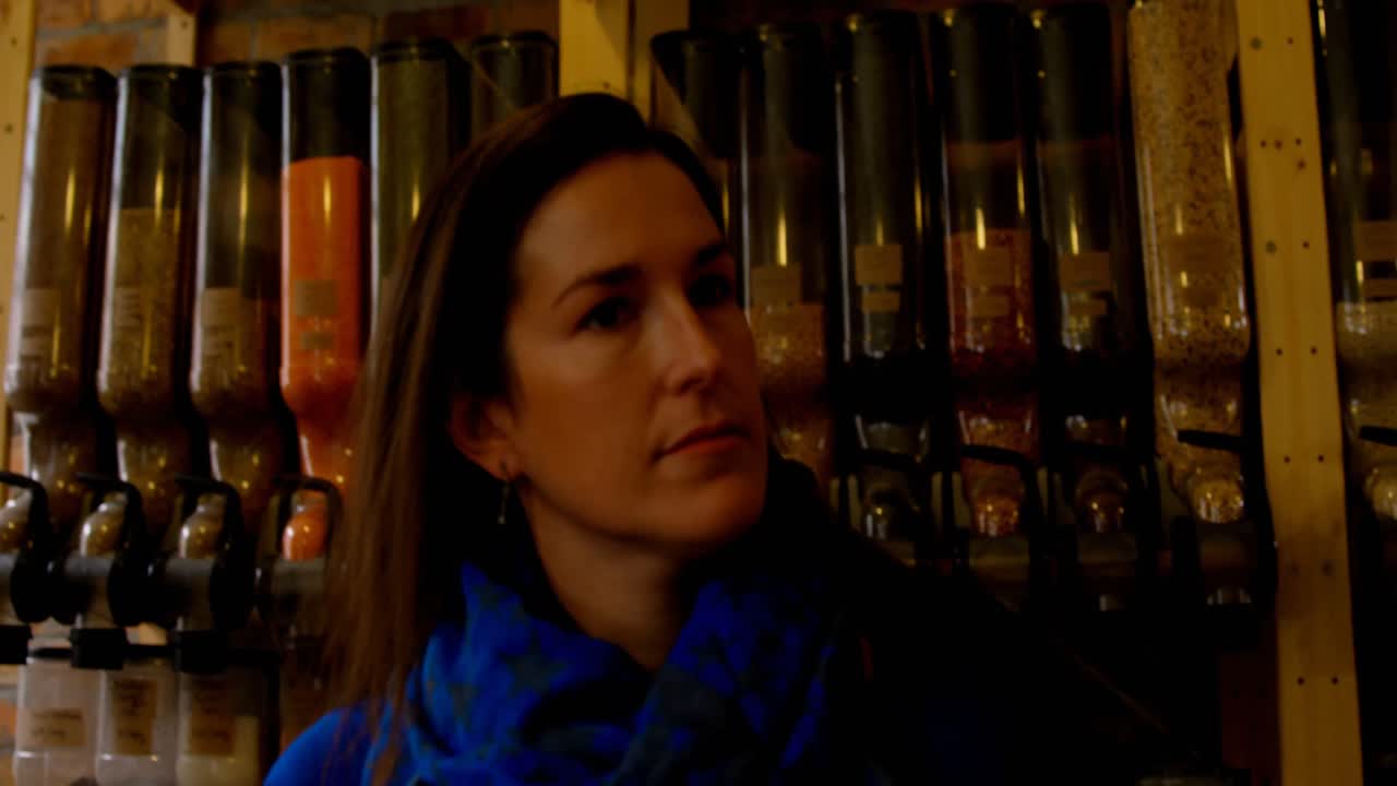 primer plano de una mujer comprando en un supermercado 4k