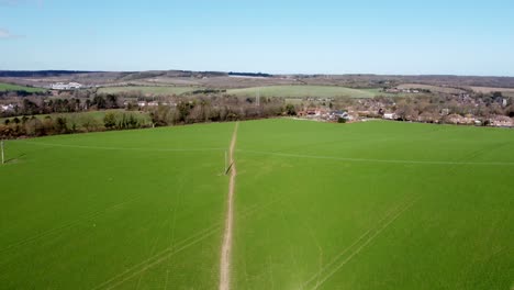 Grünes-Feld,-Durch-Das-Ein-Fußweg-Führt