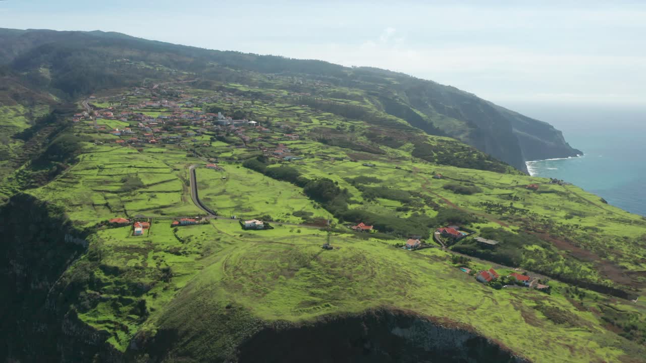 La piccola cittadina di Ponta do Pargo sulla grande isola vulcanica di Madeira, vista aerea.