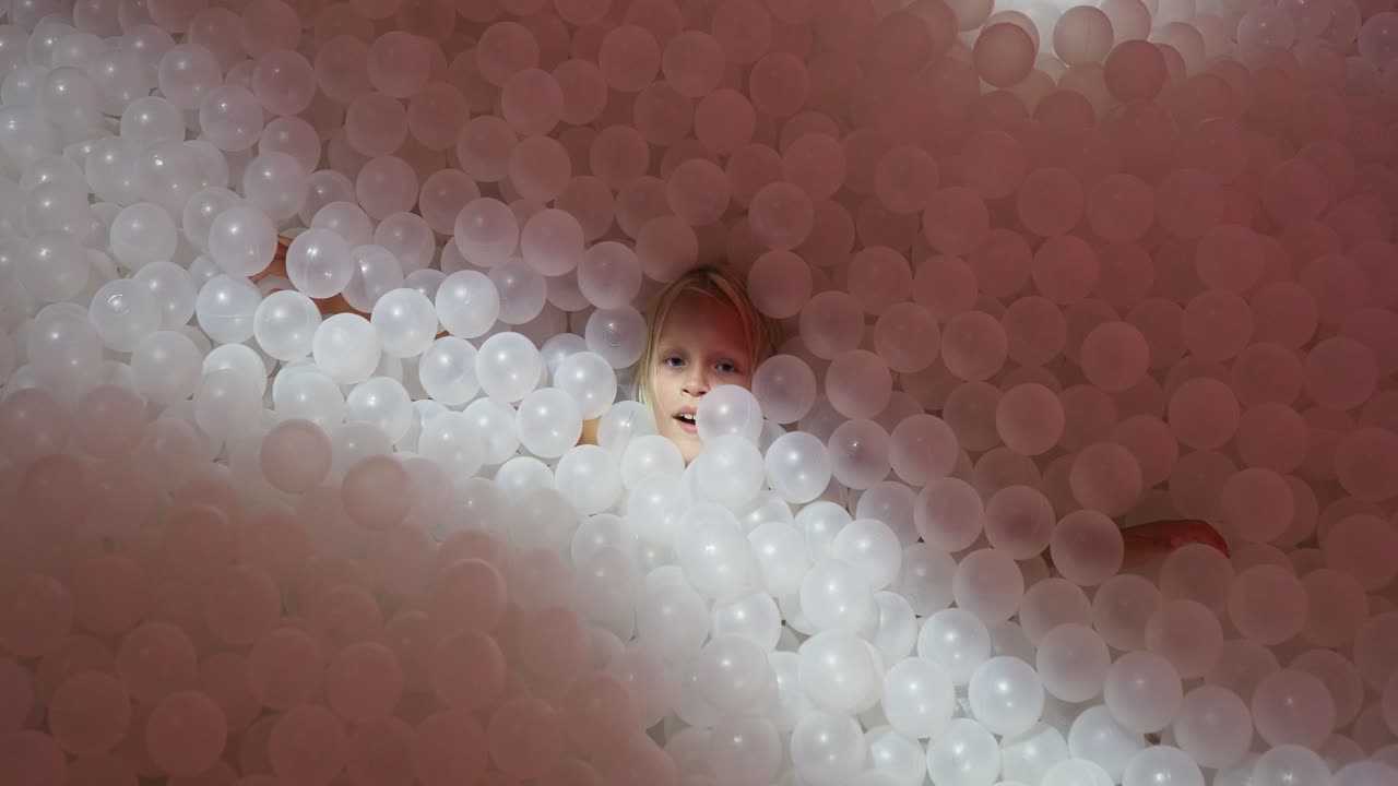 공 구이에서 놀고 있는 소녀