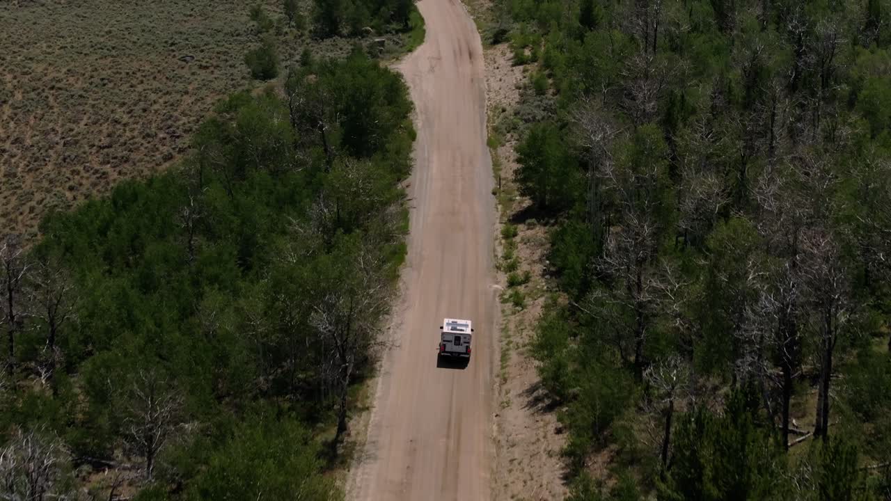 와이오밍 주 윈드 리버 산맥의 시골 길과 경치 좋은 풍경에서 캠핑 트럭의 공중 전망