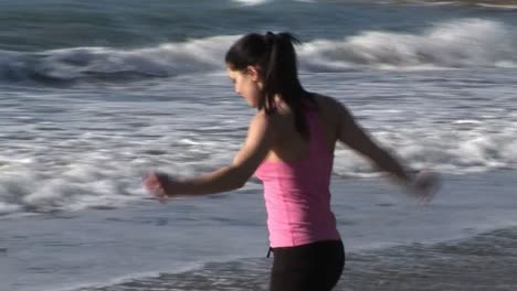 mujer hermosa en la playa