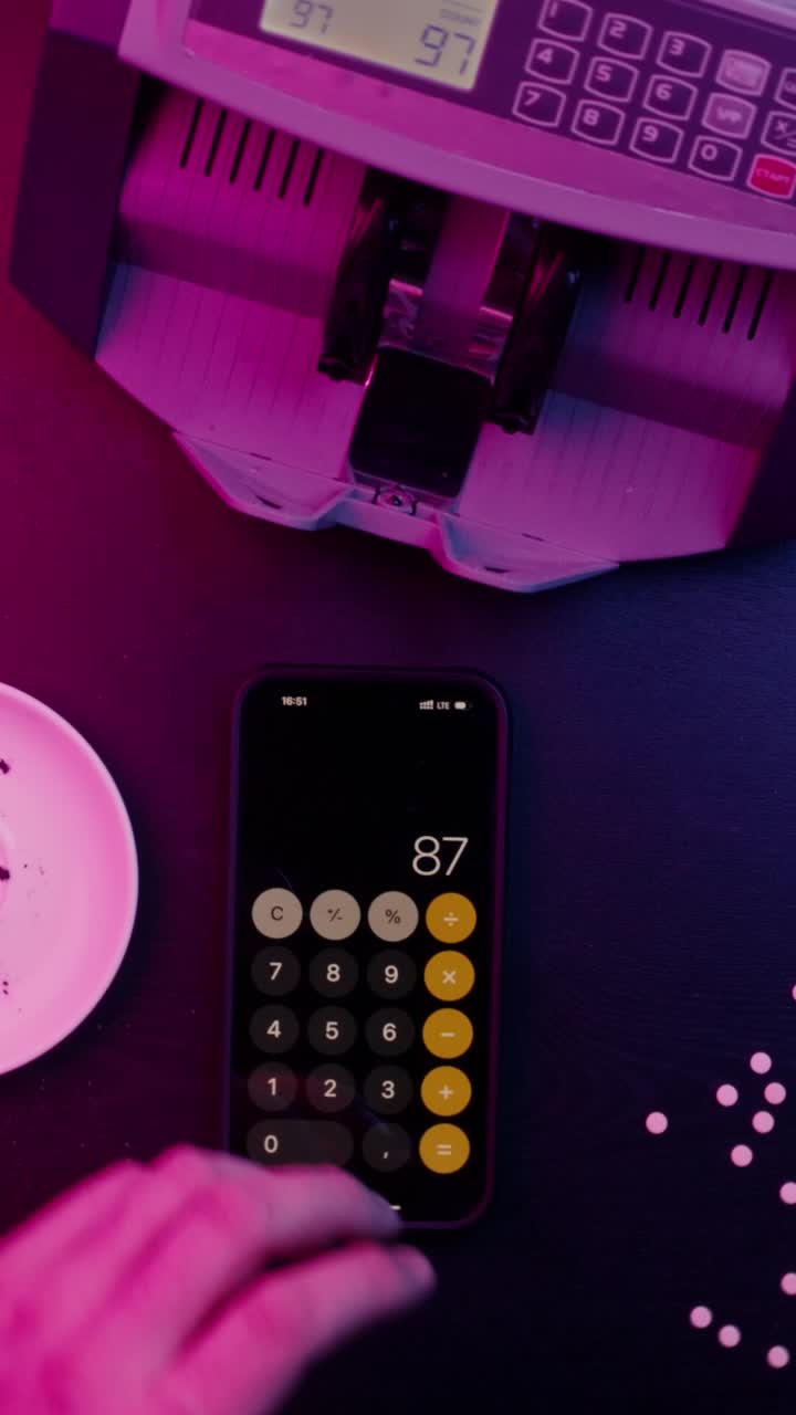 contar dinero con calculadora y teléfono móvil