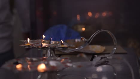hombres realizando la tradicional ceremonia ritual de limpieza de fuego hindú en el templo