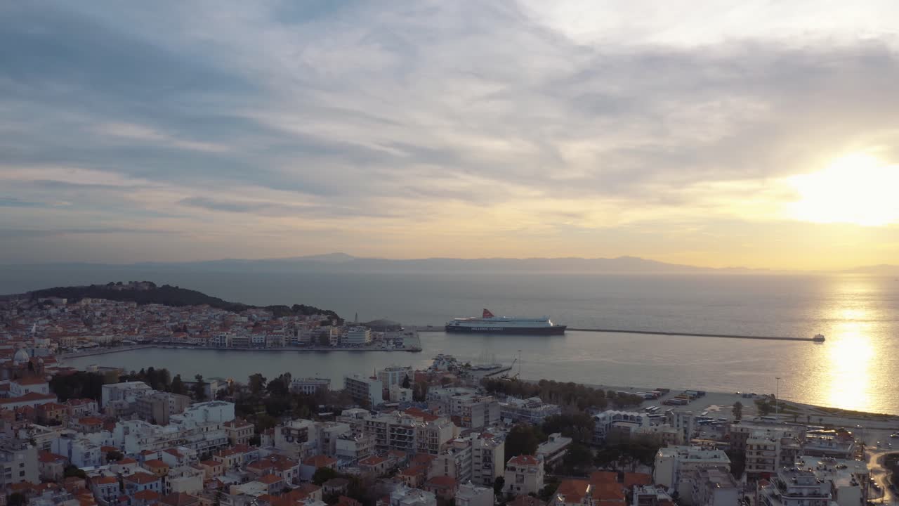 아테네, 레스보스, 그리스로 가는 페리와 함께 바다에서 일출을 드러내는 미틸리니 시내 상공의 공중 드론 비행