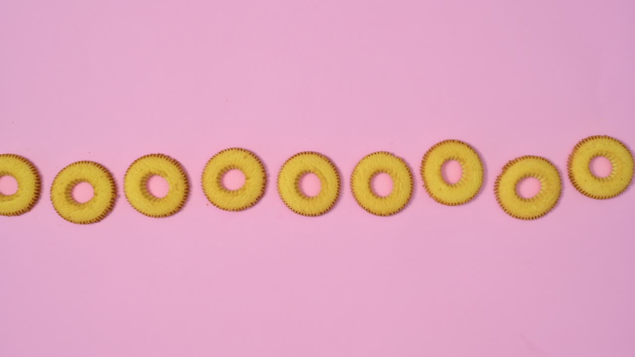 둥근 비스 쿠키 라인 춤은 가운 파스텔 분홍색 테마에 움직입니다.