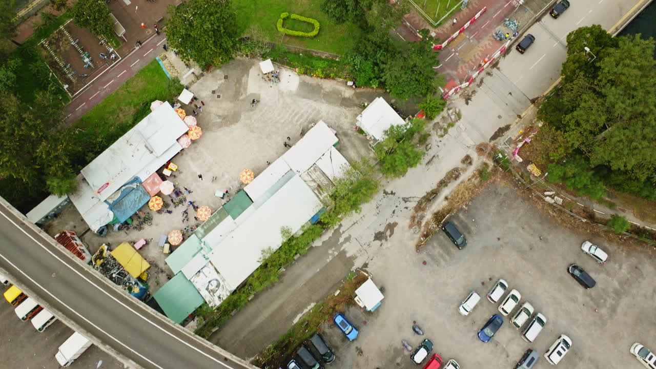 중국 홍콩의 도시 경관과 교통로의 공중 틸트 샷