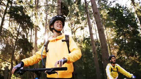 Emocionada-Ciclista-De-Montaña-Con-Los-Brazos-Extendidos.