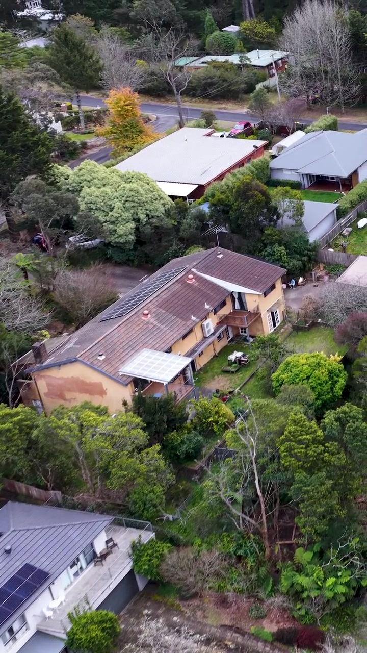 Droneflyvning over hustage i beboelsesområde og tæt australsk bush i Wentworth Falls, Blue Mountains