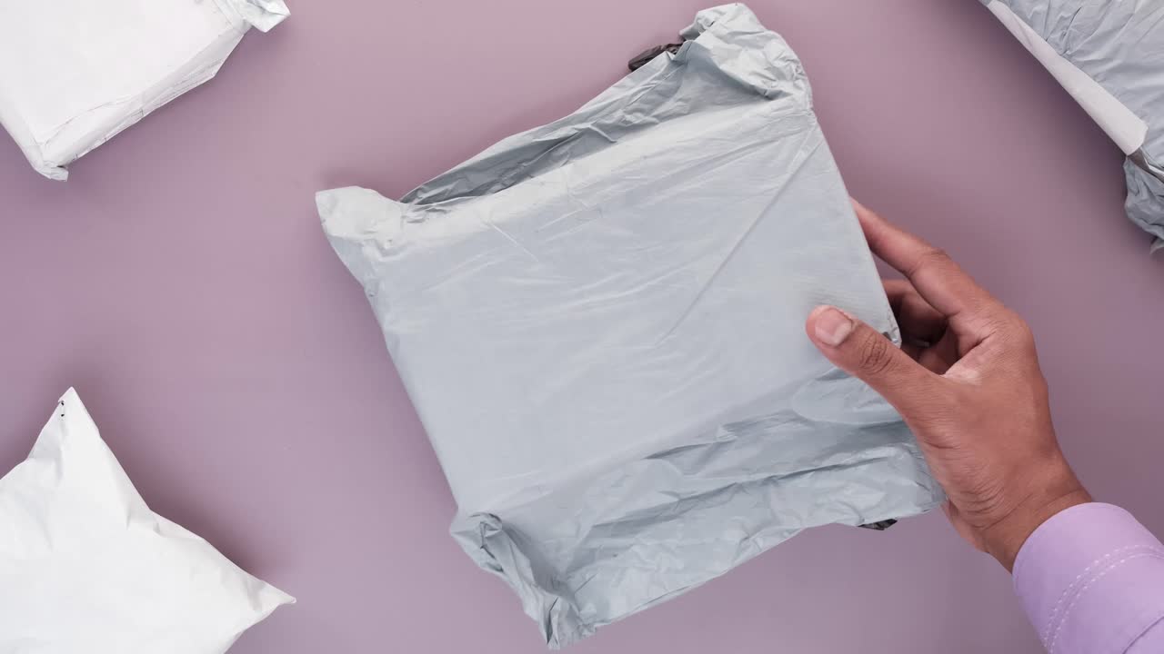 배달 패키지를 박스에서 꺼내는 것