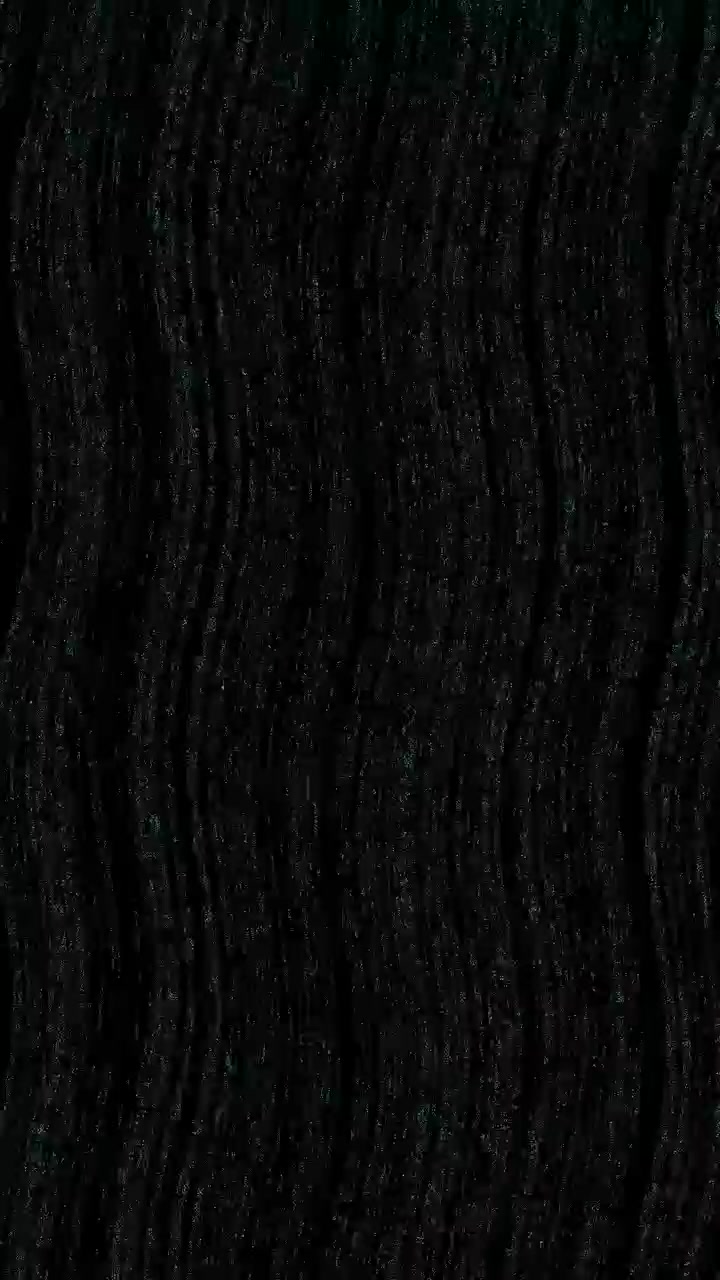 Abstraktní tmavé pozadí s jemnou vertikální vlnitou texturou