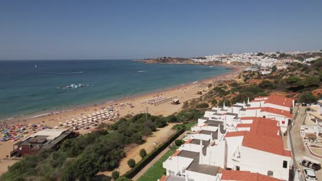 Imágenes-Aéreas-De-La-Hermosa-Playa-De-Albufeira-En-Portugal.