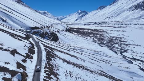 camino de montaña nevado