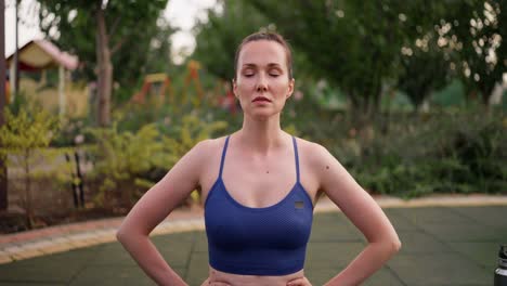mujer meditando al aire libre