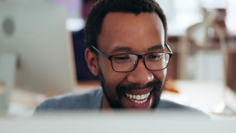 Sonrisa,-Hombre-De-Negocios-Y-Computadora-Con-Gafas