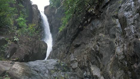 Cascada-En-Una-Selva-Tropical,-Tailandia