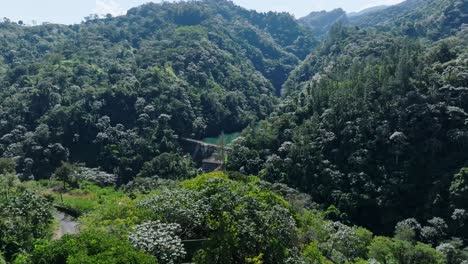 Presa-De-Tireo-Entre-Las-Exuberantes-Montañas-De-Bonao-En-República-Dominicana