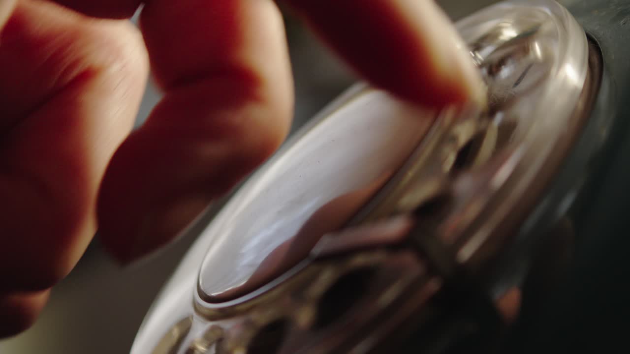 오래된 회전 전화에서 전화 번호를 다이얼하는 손가락의 클로즈업