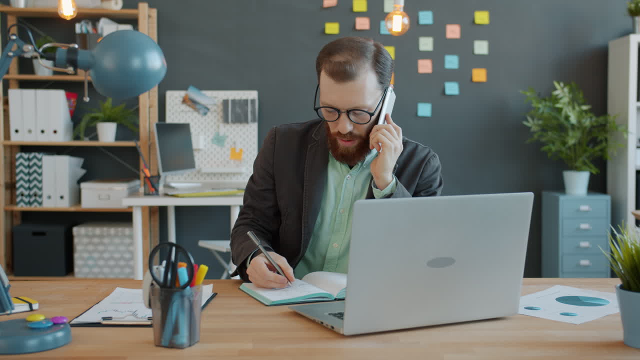 hombre de negocios en una llamada telefónica en la oficina