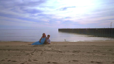 Amor-Pareja-Relajarse-En-La-Playa.-Amor-Pareja-Playa.-Pareja-Embarazada-Tumbada-En-La-Playa