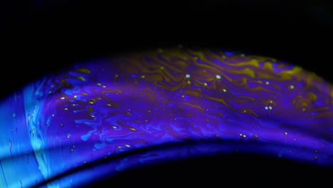 tomas estables de 4k de globos de jabón que muestran los colores del mundo macro a través de una perspectiva microscópica