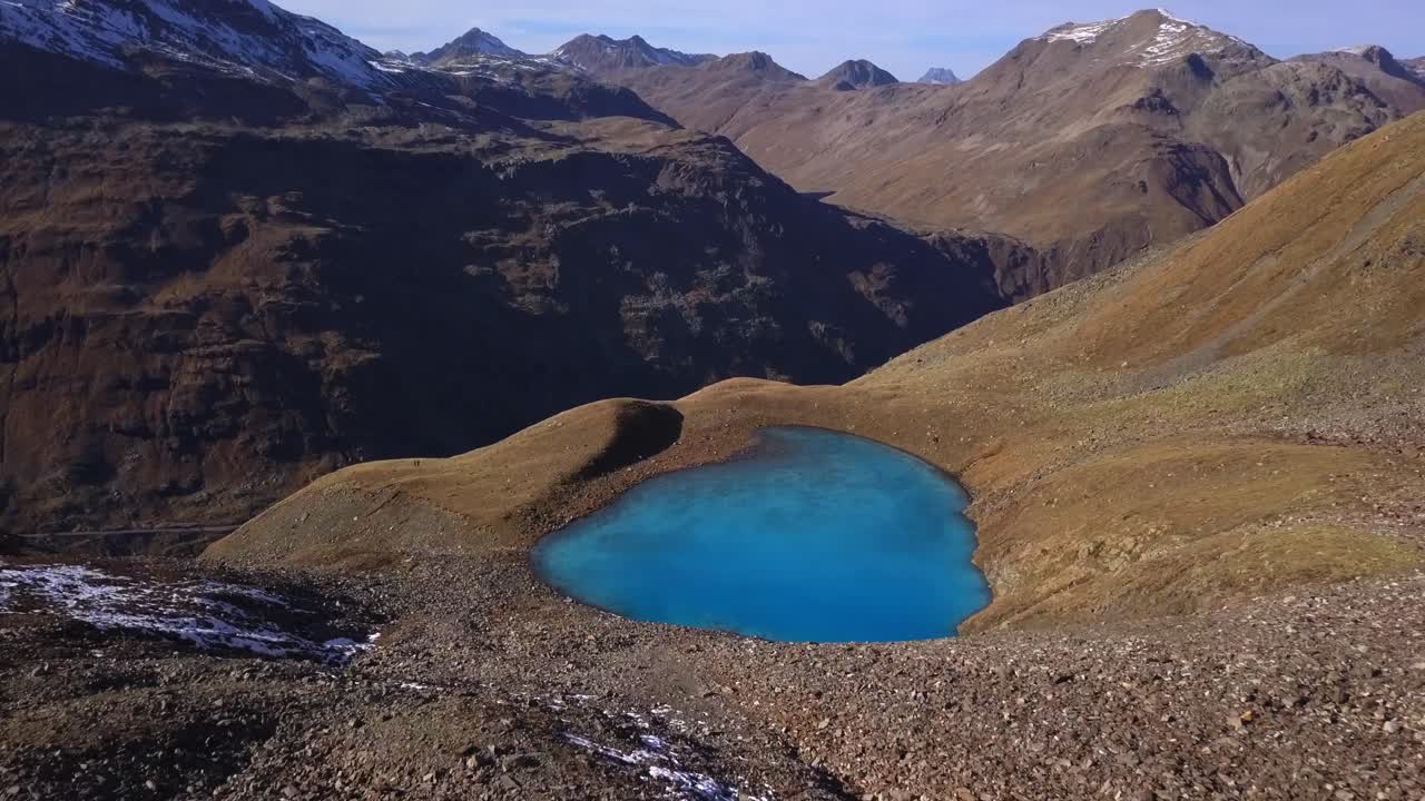 공중: 이탈리아 산속의 푸른 호수