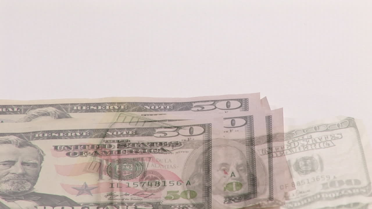 Amerikan dolar banknotlarını sayan elin üzerine düşen Amerikan dolar banknotlarının animasyonu