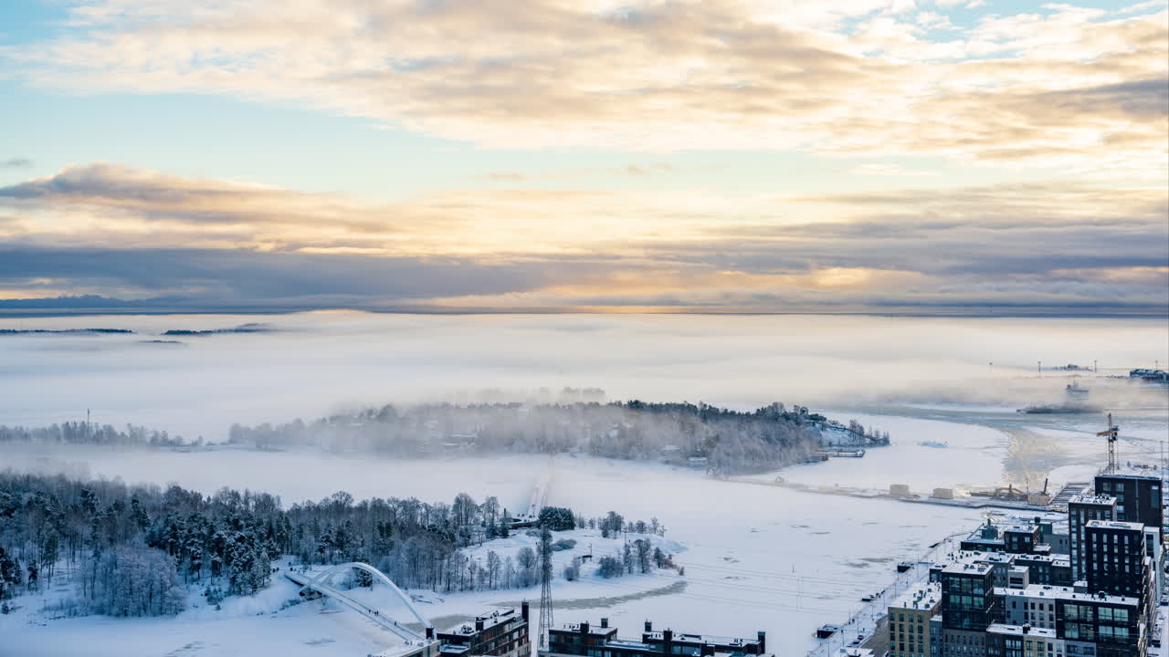 헬싱키의 겨울 저녁, 고체아사리 섬 위로 이동하는 안개의 시간
