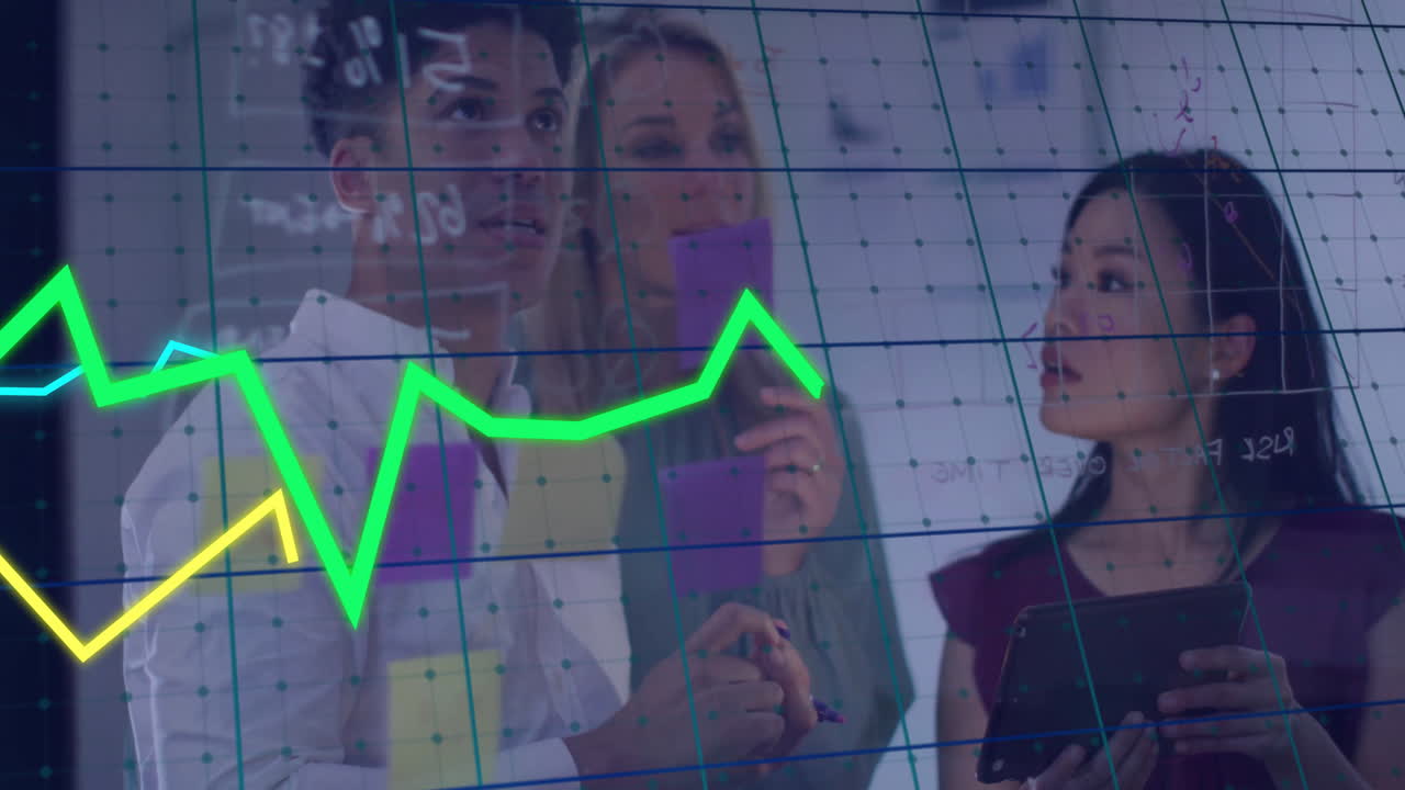 animación de gráficos financieros sobre diversos equipos de negocios que analizan los datos en el tablero de vidrio