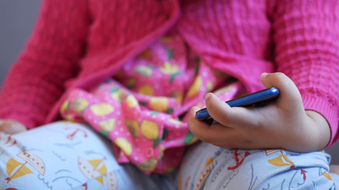 niño con un teléfono