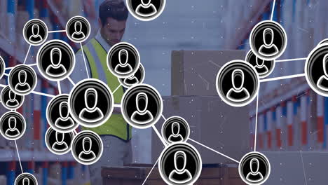 animación de personas iconos y procesamiento de datos digitales sobre hombre biracial trabajando en el almacén