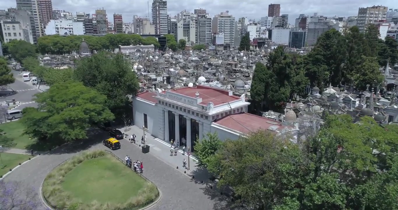 Cena aérea de drone com aproximação do histórico Cemitério da Recoleta em Buenos Aires - Argentina