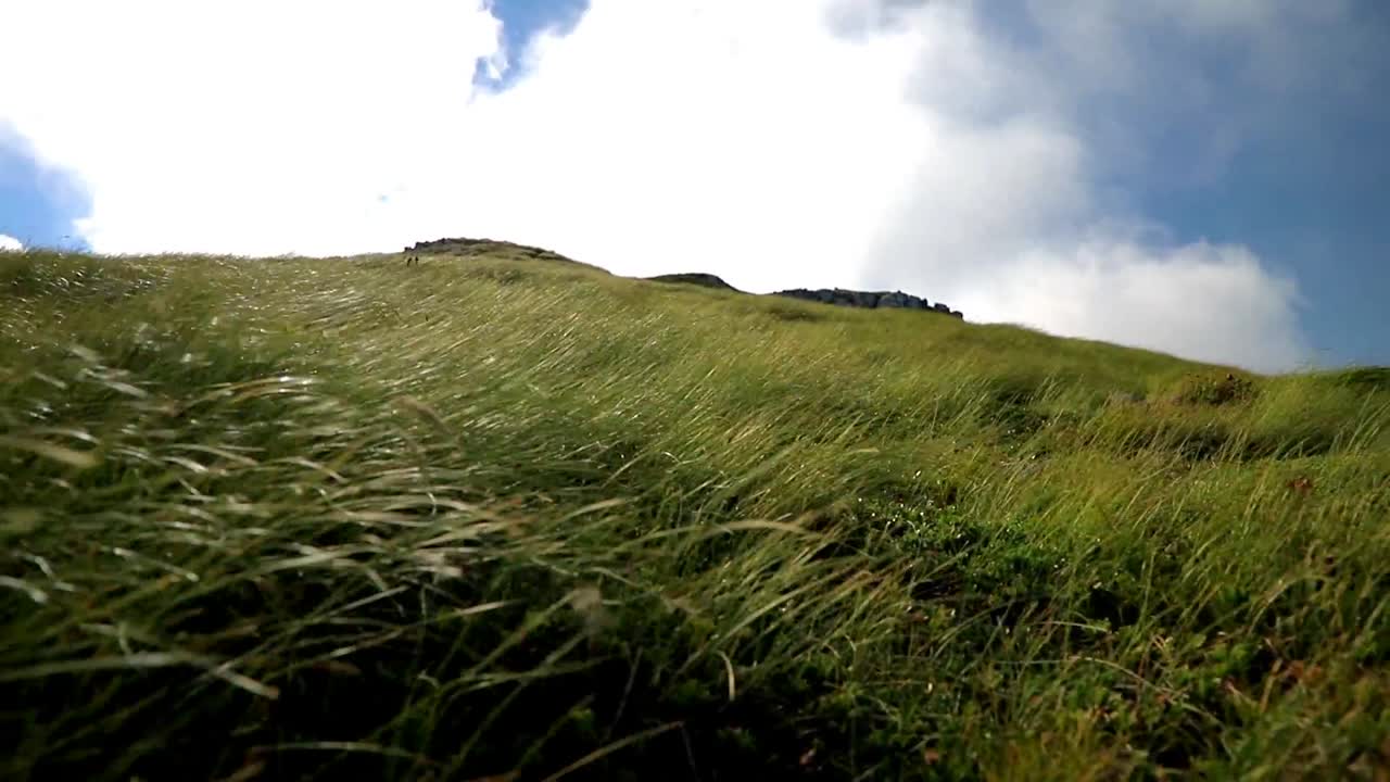 은 날 크로아티아의 벨레비트 산 꼭대기에 불어오는 거친 바람