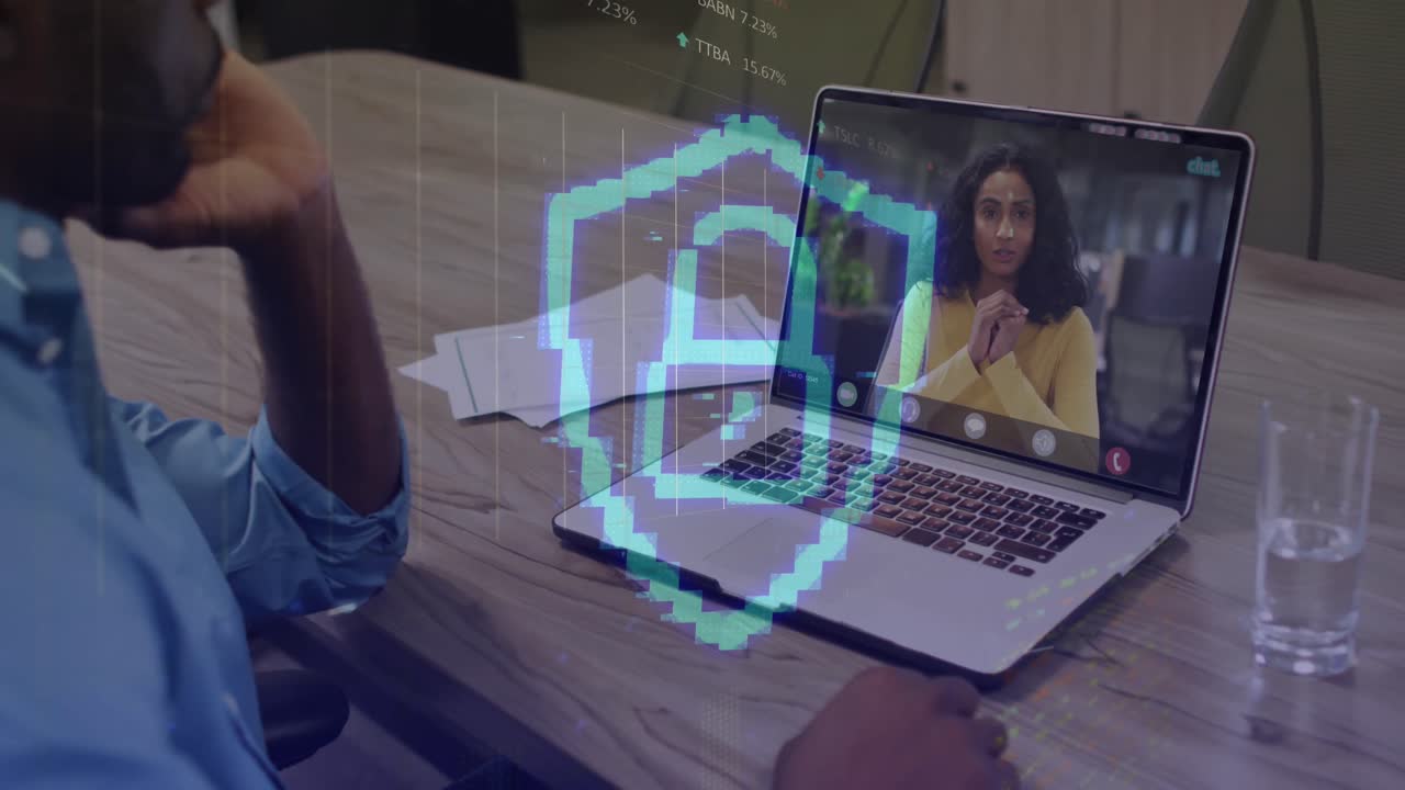 animación de candado y procesamiento de datos sobre un empresario afroamericano que usa una computadora portátil