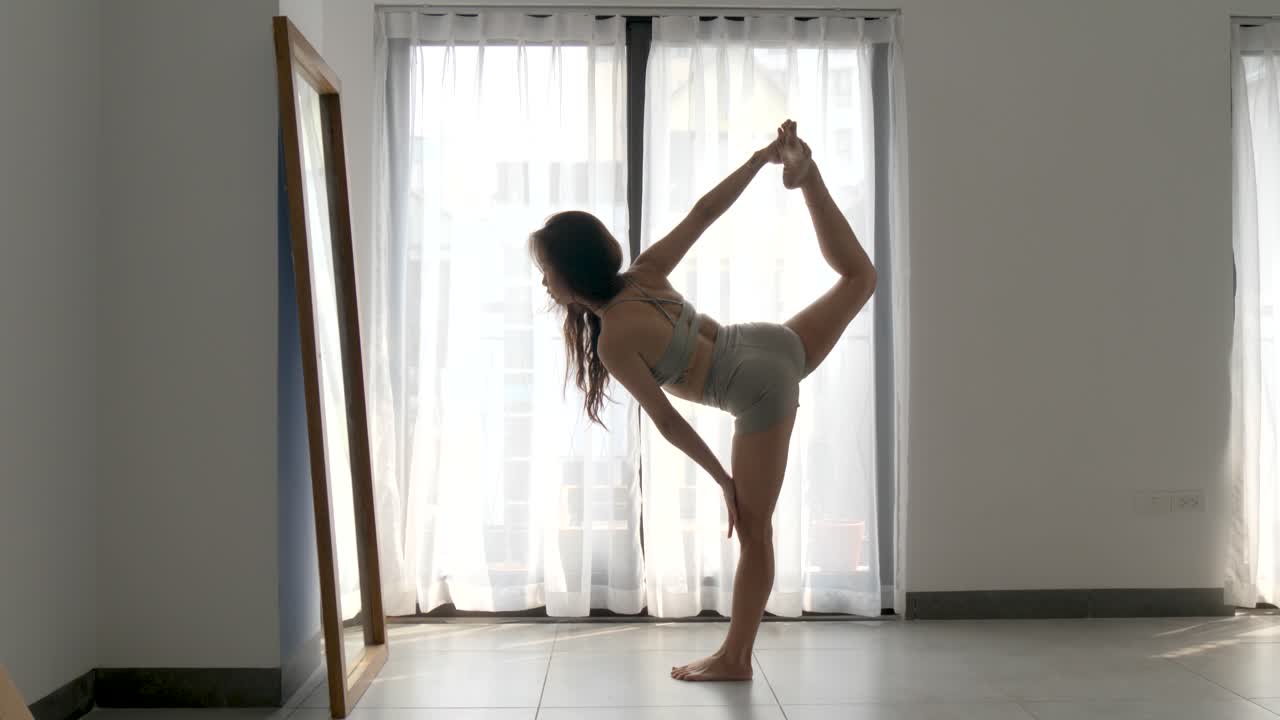 Yoga zu Hause, ganzheitliche körperliche Praxis zur Förderung von Gesundheit und Wohlbefinden