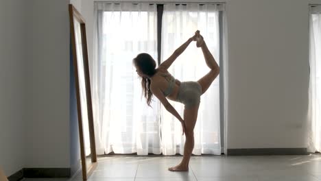 Yoga-En-Casa,-Práctica-Física-Holística-Que-Promueve-La-Salud-Y-El-Bienestar