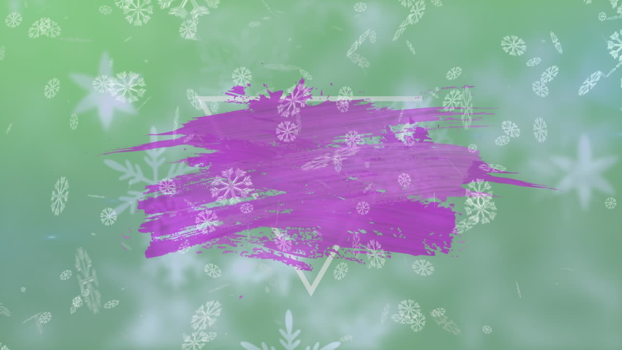 copos de nieve cayendo sobre pintura púrpura trazo sobre forma de triángulo contra un fondo verde