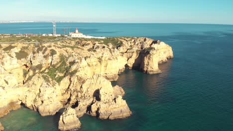 Abgenutzte-Landzunge-An-Der-Südspitze-Von-Ponta-Da-Piedade,-Lagos,-Algarve,-Portugal---Breite-Luftüberführung