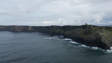 Einflugaufnahme-Der-Wunderschönen-Klippen-Von-Moher-An-Einem-Bewölkten-Tag