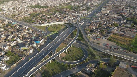 4k:-Drohne-Fliegt-über-Eine-Verkehrsüberführung-Mit-Anhaltendem-Stadtverkehr-In-Punjab,-Pakistan